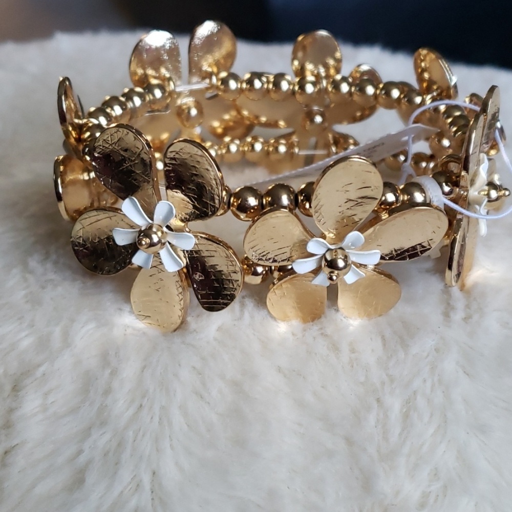 NWT Goldtone Stretch Flower Bracelet